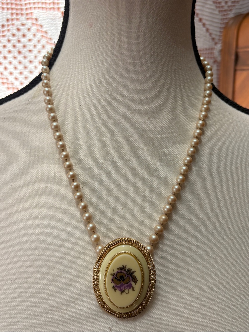 Vintage-Inspired Cream Pearl Necklace with Gold Floral Pendant - Picture 6 of 8